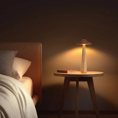 مصباح مكتبي فعال بثلاثة ألوان إضاءة متغيرة - مصباح طاولة بجانب السرير مزود بمفتاح لمس ذكي وشحن USB لحماية العين
