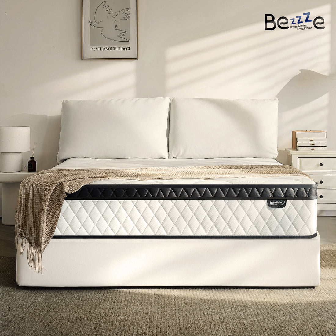 مرتبة Bezzze (مقاسات Twin/Full/Queen/King) — مرتبة هجينة معبأة داخل صندوق، مزودة بنوابض جيبية منفصلة وإسفنج الذاكرة (Memory Foam) جيد التهوية، درجة صلابة متوسطة، حاصلة على شهادة CertiPUR-US.